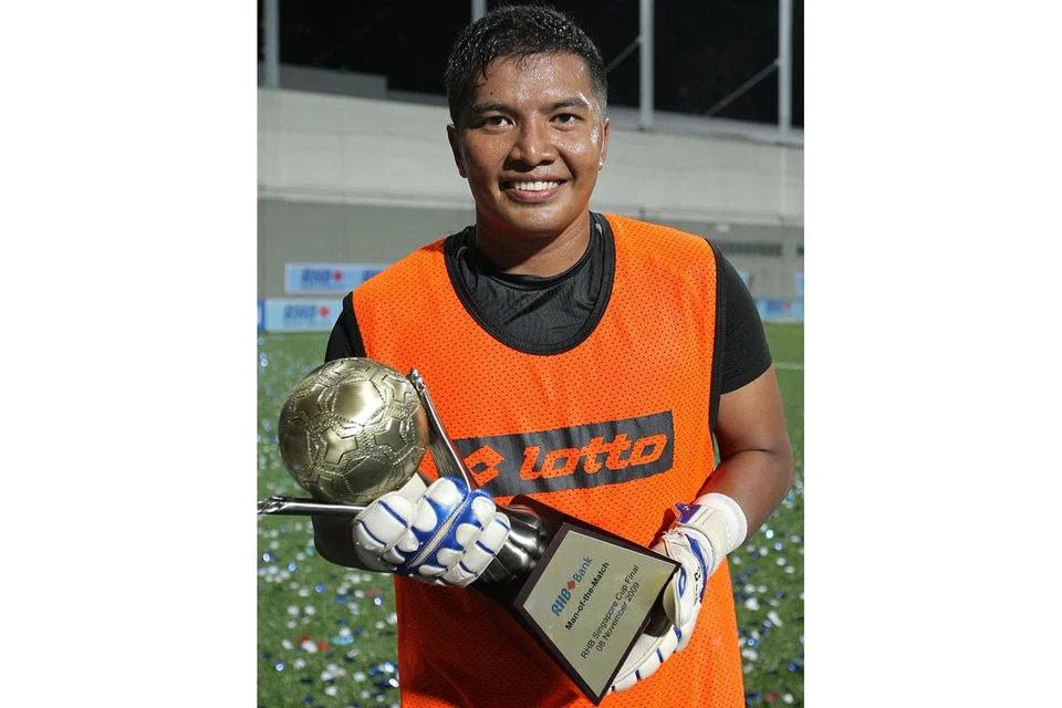 KENANGAN MANIS: Yazid bersama trofi Pemain Terbaik Perlawanan Piala Singapura 2009. - Foto fail