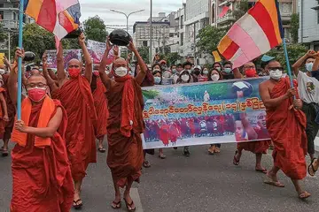 TERUS BANTAH: Penunjuk perasaan masih berterusan di Myanmar terhadap rampasan kuasa yang dilakukan junta tentera Februari lalu. - Foto AFP