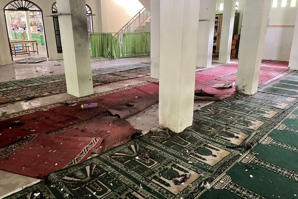 Suasana selepas letupan  berlaku di dalam masjid yang terletak dalam kawasan Sekolah Menengah Atas Negeri 72 (SMAN 72) di kompleks perumahan Tentera Laut, Kelapa Gading, Jakarta Utara. 