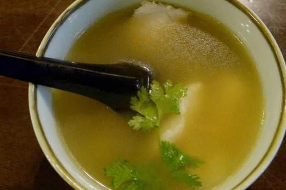 LEBIH PEDAS: Biarpun kelihatan pucat, tomyam di restoran GreaThai ini lebih pedas berbanding tomyam merah yang menggunakan santan.