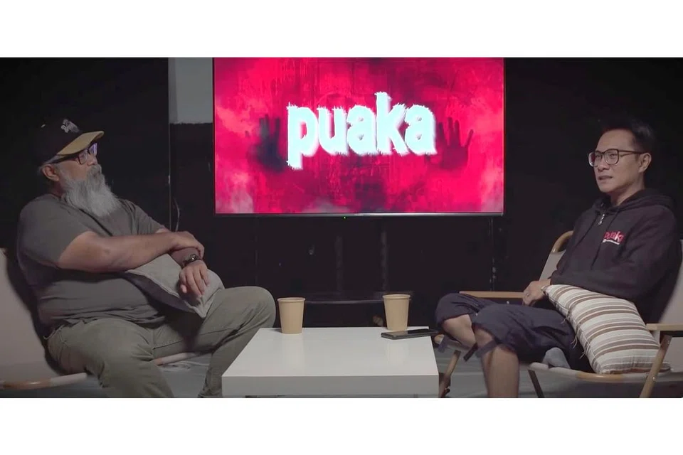 KONGSI PENGALAMAN: Suzairhe Sumari (atas) menjemput pengarah dan penulis Mahfuz Mazlan dalam episod terbaru 'Puaka', sementara daripada radio KC sekarang mengendalikan 'Malam Seram' setiap malam dari Isnin hingga Jumaat. - Foto SUSU TVC