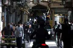 Orang ramai mengunjungi Grand Bazaar menjelang sambutan Tahun Baharu Iran dan Aidilfitri di Teheran pada 18 Mac 2026, di tengah konflik antara Amerika Syarikat dan Israel dengan Iran.