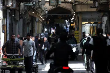 Orang ramai mengunjungi Grand Bazaar menjelang sambutan Tahun Baharu Iran dan Aidilfitri di Teheran pada 18 Mac 2026, di tengah konflik antara Amerika Syarikat dan Israel dengan Iran.