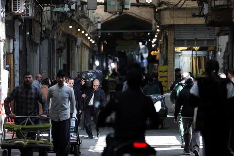 Orang ramai mengunjungi Grand Bazaar menjelang sambutan Tahun Baharu Iran dan Aidilfitri di Teheran pada 18 Mac 2026, di tengah konflik antara Amerika Syarikat dan Israel dengan Iran.