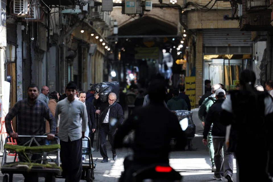 Orang ramai mengunjungi Grand Bazaar menjelang sambutan Tahun Baharu Iran dan Aidilfitri di Teheran pada 18 Mac 2026, di tengah konflik antara Amerika Syarikat dan Israel dengan Iran.