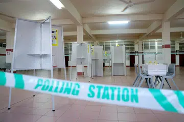 HARI MENGUNDI: Pengundi harus membawa kad pengenalan fizikal atau digital bersama kad undian fizikal atau ePoll ke pusat mengundi untuk pendaftaran. Setelah itu, pengundi harus gunakan alat cap X untuk menandakan calon pilihan mereka. 