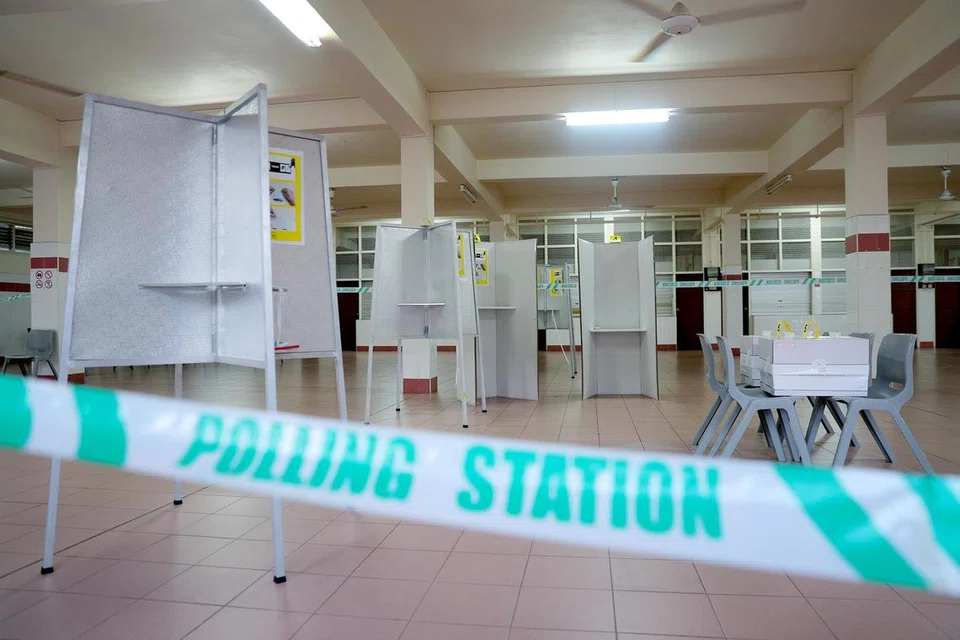 HARI MENGUNDI: Pengundi harus membawa kad pengenalan fizikal atau digital bersama kad undian fizikal atau ePoll ke pusat mengundi untuk pendaftaran. Setelah itu, pengundi harus gunakan alat cap X untuk menandakan calon pilihan mereka. 