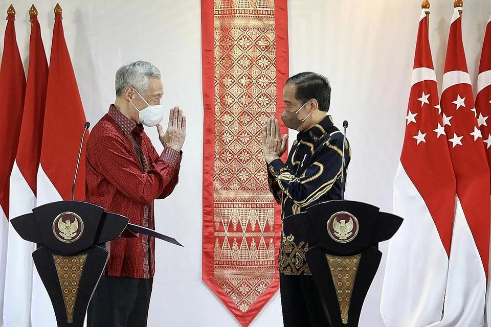 HUBUNGAN AKRAB: PM Lee (kiri) dan Presiden Jokowi dalam sidang akhbar yang diadakan bersama di Rahat Pemimpin Singapura-Indonesia di Bintan semalam. - Foto LIANHE ZAOBAO