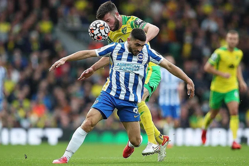PEMAIN BERUPAYA: Walaupun Brighton telah menjual pemain terbaik mereka, Ben White, pemain seperti Neal Maupay (jersi jalur-jalur), Yves Bissouma, Joël Veltman dan Lewis Dunk telah bangkit mempertingkatkan persembahan mereka. - Foto fail