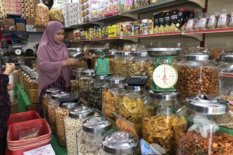 ‘JODOH’ DENGAN KEREPEK: Kawasan rumah kedai dan pasar sekitar Jodoh di Batam ini menjual bermacam kudapan dari keropok, emping dan manisan.