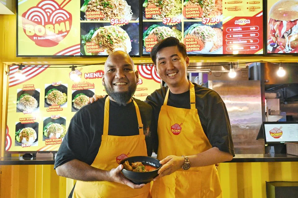 Cef Bob dan rakan niaga buka gerai makan jual bakmi di kedai kopi Lepak One Corner by Warung Yassin di Yishun.