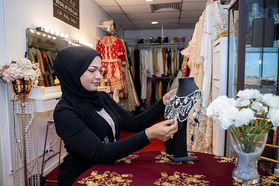 PEKA TREND TERKINI: Cik Fadillah akur walaupun sudah berpengalaman dalam solekan dan andaman, namun dirinya tidak pernah putus belajar dan terus meningkatkan pengetahuan dalam bidang kecantikan. Beliau juga harus peka dengan perkembangan dan trend solekan terkini. - Foto BM oleh NUR DIYANA TAHA