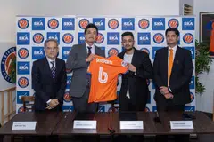 Albirex Niigata (Singapura) akan bekerjasama dengan syarikat pelaburan sukan dari India, SKASports Investments antara lain untuk meneroka peluang pertumbuhan di negara itu. (Dari kiri) Pengurus besar Albirex, Encik Koh Mui Tee, pengerusi Albirex, Encik Daisuke Korenaga, dua pengarah SKASports Investments, Encik Rohit Ramesh dan Encik Sudhir Menon.