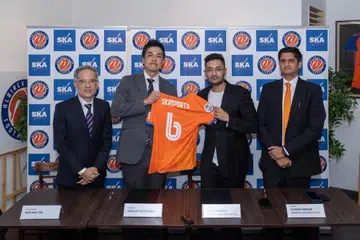 Albirex Niigata (Singapura) akan bekerjasama dengan syarikat pelaburan sukan dari India, SKASports Investments antara lain untuk meneroka peluang pertumbuhan di negara itu. (Dari kiri) Pengurus besar Albirex, Encik Koh Mui Tee, pengerusi Albirex, Encik Daisuke Korenaga, dua pengarah SKASports Investments, Encik Rohit Ramesh dan Encik Sudhir Menon.
