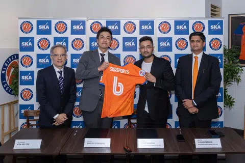 Albirex Niigata (Singapura) akan bekerjasama dengan syarikat pelaburan sukan dari India, SKASports Investments antara lain untuk meneroka peluang pertumbuhan di negara itu. (Dari kiri) Pengurus besar Albirex, Encik Koh Mui Tee, pengerusi Albirex, Encik Daisuke Korenaga, dua pengarah SKASports Investments, Encik Rohit Ramesh dan Encik Sudhir Menon.