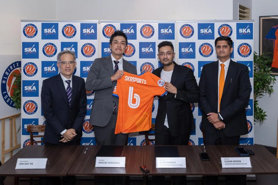 Albirex Niigata (Singapura) akan bekerjasama dengan syarikat pelaburan sukan dari India, SKASports Investments antara lain untuk meneroka peluang pertumbuhan di negara itu. (Dari kiri) Pengurus besar Albirex, Encik Koh Mui Tee, pengerusi Albirex, Encik Daisuke Korenaga, dua pengarah SKASports Investments, Encik Rohit Ramesh dan Encik Sudhir Menon.