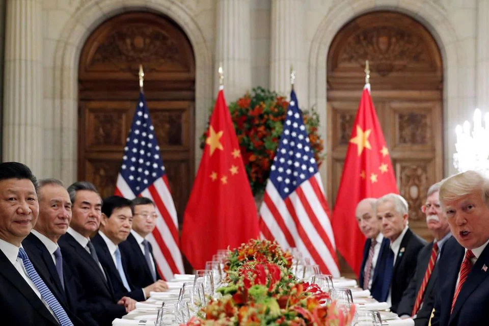'GENCATAN PERDAGANGAN': Presiden Donald Trump dan Presiden Xi Jinping (dua-dua depan) bersetuju mengadakan rundingan perdagangan lagi dan menangguhkan tarif selama 90 hari semasa pertemuan di Sidang Puncak G20 di Argentina. - Foto REUTERS