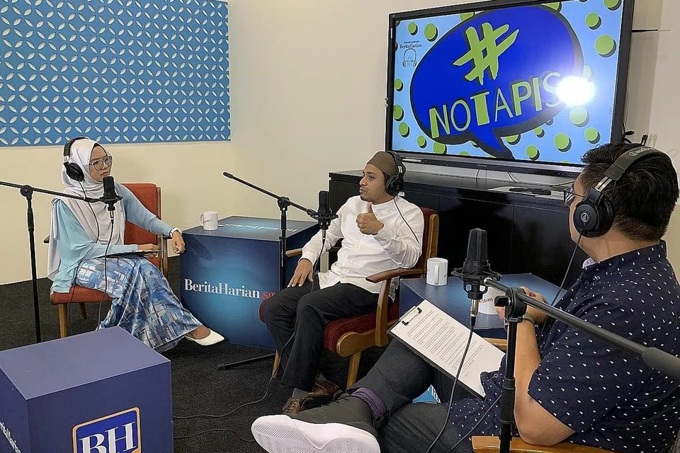 KONGSI PENDAPAT: Mufti Dr Nazirudin Mohd Nasir (tengah) bersama hos podcast BH, #NoTapis, Nazri Hadi Saparin dan Shahida Sarhid. - Foto daripada podcast BH, #NoTapis