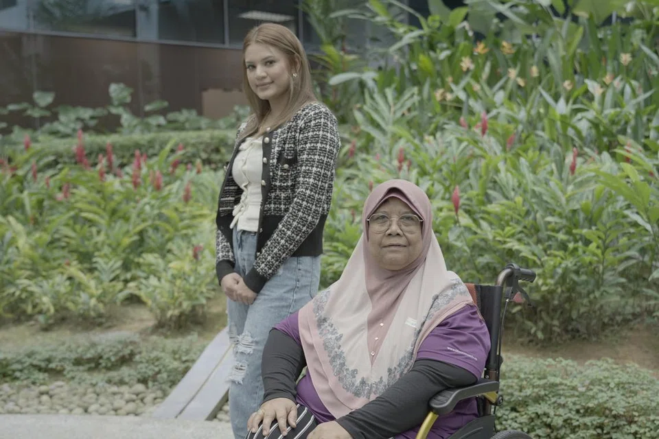 Cik Nur Shahirah Abdullah (kiri), merupakan sukarelawan di Rumah Budak Perempuan Singapura manakala Cik Sarinah Anang, merupakan sukarelawan di Blossom Seeds, sebuah pusat penuaan aktif.