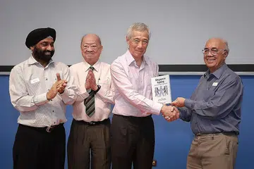 PELANCARAN BUKU: Encik Lee (dua dari kanan) melancarkan buku 'Singapore Ageing: Issues and Challenges Ahead' oleh Profesor Emeritus NUS Dr S. Vasoo (kanan) di majlis yang diadakan di Rumah Alumni Yayasan Shaw, pada Selasa. Bersama mereka adalah Profesor Madya Bilveer Singh (kiri) dari Jabatan Sains Politik dan Pengerusi dan Ketua Pengarang Sains Dunia, Dr Phua Kok Khoo (dua dari kiri). - Foto ST