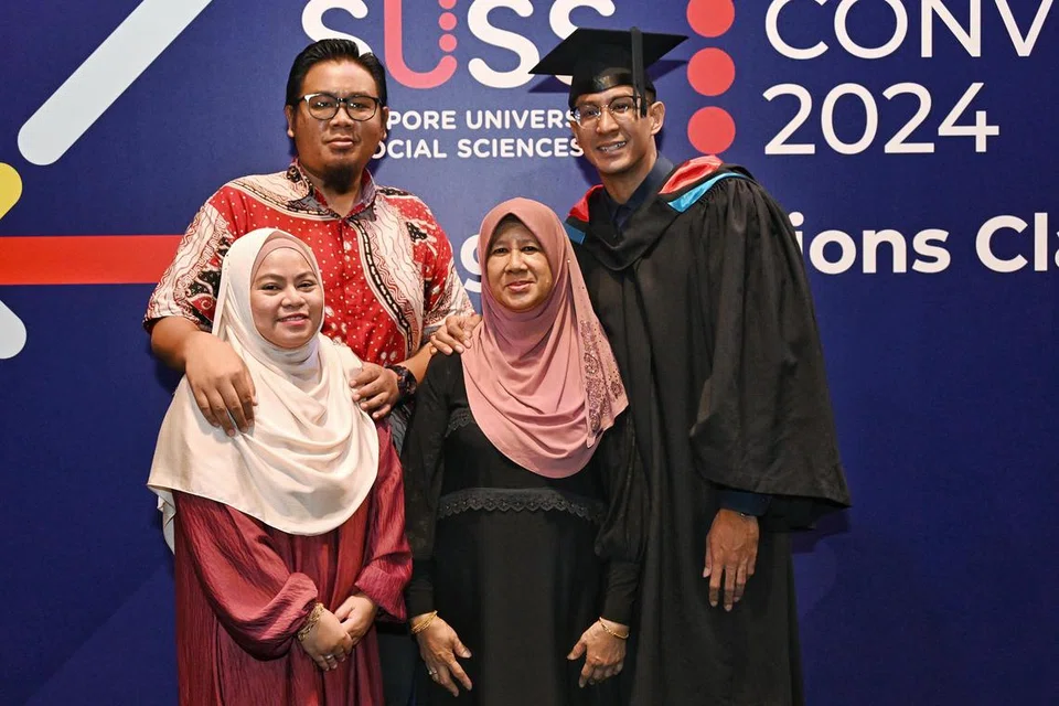 Encik Qamarul Syazwan Muhammad Azri Alfred dikelilingi keluarga tersayang yang banyak memberi sokongan semasa beliau mengikuti pengajian dalam bidang Pengurusan Rantaian Bekalan dengan pengkhususan kedua dalam Analitik di Universiti Sains Kemasyarakatan Singapura (SUSS).