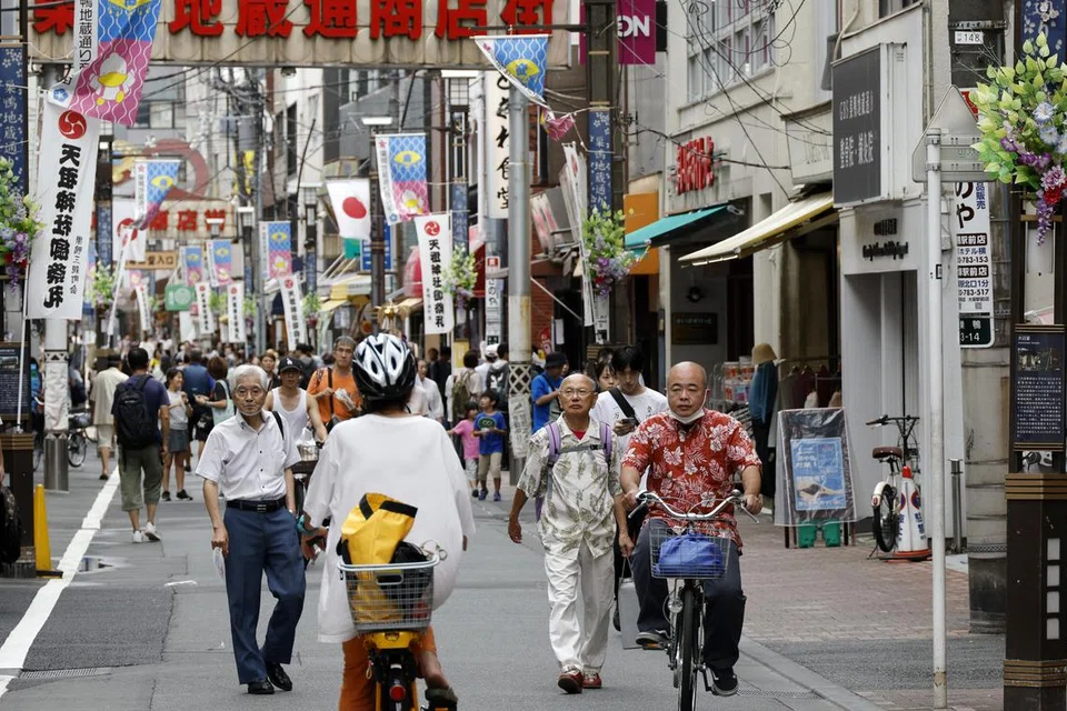 Kelihatan ramai penduduk berusia di daerah Sugamo di Tokyo, Jepun, pada 16 September 2024. Menurut data Kementerian Dalam Negeri Jepun yang dikeluarkan sempena ‘Hari Menghormati Orang Tua’, jumlah mereka yang berumur 65 tahun ke atas telah mencecah rekod tertinggi iaitu 36.25 juta, mewakili 29.3 peratus daripada jumlah penduduk. Walaupun jumlah penduduk negara itu semakin berkurangan, Jepun mempunyai peratusan tertinggi penduduk berusia lebih 65 tahun di dunia.