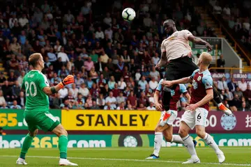 TANDUKAN HEBAT: Lukaku, menanduk masuk bola ke gawang Burnley yang hanya dapat dilihat oleh pemain pertahanan lawan, Ben Mee (kanan) dan penjaga gawang, Joe Hart (kiri). - Foto REUTERS