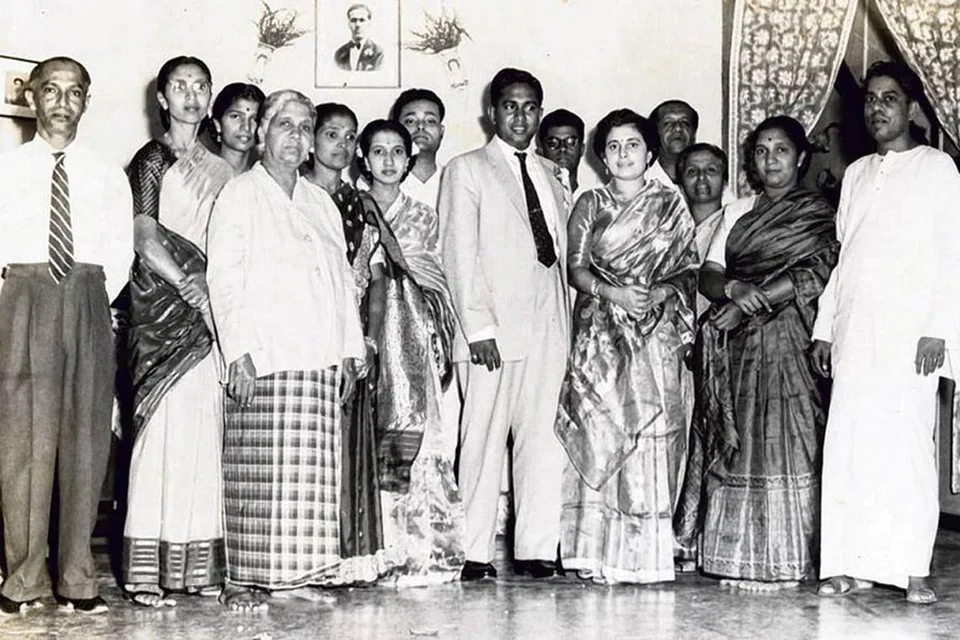 GAMBAR PERKAHWINAN: Ini gambar yang diambil semasa perkahwinan Encik Nathan pada 15 Disember 1958.