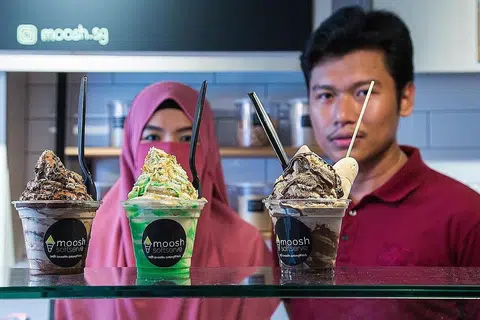 AISKRIM SOFT SERVE: Pasangan suami isteri Encik Muhammad Ridzwan Mohamed Abubakar dan Cik Aishah Mohamad Asraff membuka kedai menjual aiskrim lembut, Moosh Softserve, di Haji Lane Januari lalu. Mereka menawarkan enam perisa aiskrim dengan pelbagai taburan dan sos fudge. - Foto BM oleh ZALEHA ABDUL KADER