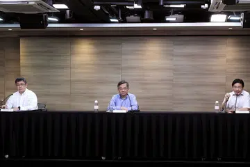 PERKEMBANGAN COVID-19: (Gambar atas, dari kanan) Encik Wong, Encik Gan dan Profesor Mak memberi taklimat mengenai perkembangan terkini Covid-19 di Singapura sedang negara ini beralih ke fasa kedua di sidang media Pasukan Bertindak Berbilang Kementerian (MTF) menerusi video semalam. - Foto-foto MCI dan fail