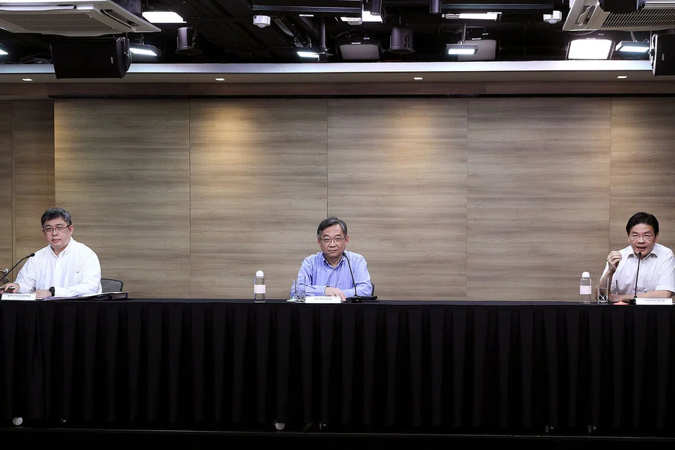 PERKEMBANGAN COVID-19: (Gambar atas, dari kanan) Encik Wong, Encik Gan dan Profesor Mak memberi taklimat mengenai perkembangan terkini Covid-19 di Singapura sedang negara ini beralih ke fasa kedua di sidang media Pasukan Bertindak Berbilang Kementerian (MTF) menerusi video semalam. - Foto-foto MCI dan fail