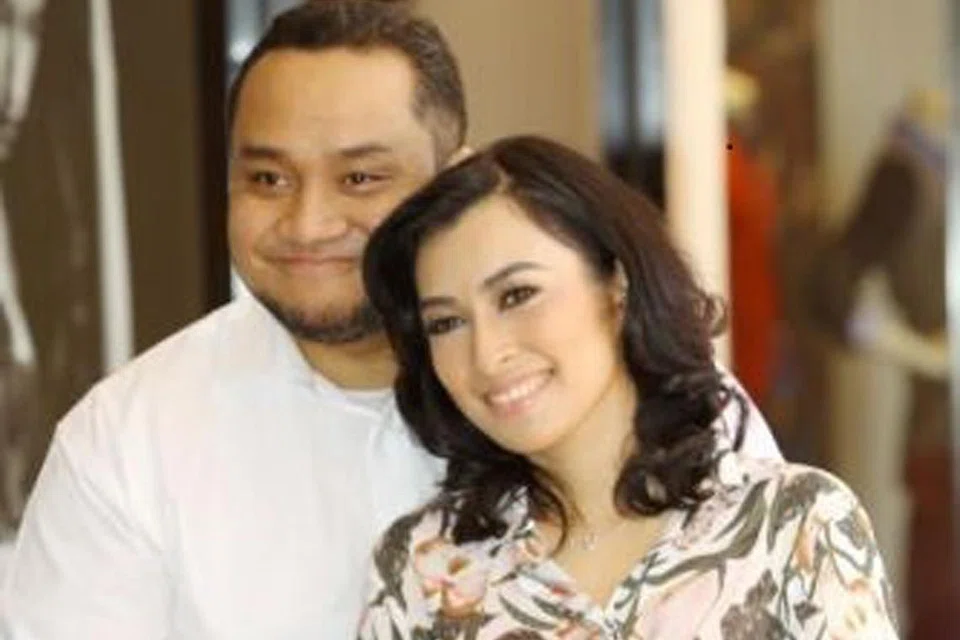 BERSAMA SUAMI: Misha belum dapat perkenalkan anaknya kepada peminat kerana anaknya itu masih dalam pemantauan doktor. - Foto MSTAR ONLINE