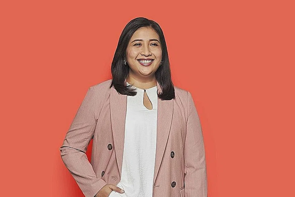DULU TERIMA, KINI PULANGKAN SEMULA: Cik Nadia Ahmad Samdin kini giat membantu golongan remaja berisiko yang ramai daripada mereka mempunyai masalah kewangan keluarga. Beliau dahulu pernah menerima bantuan kewangan dan dermasiswa ketika di sekolah menengah dan universiti. - Foto CFS