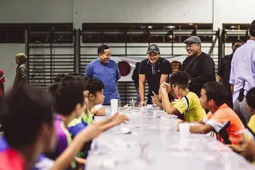 SEBAR MESEJ ANTIDADAH: Encik Amrin Amin (kiri) dan Aaron Aziz (sebelah Amrin) beramah mesra dengan belia Muhammadiyah sambil menyebar mesej anti dadah. - Foto FACEBOOK AMRIN AMIN