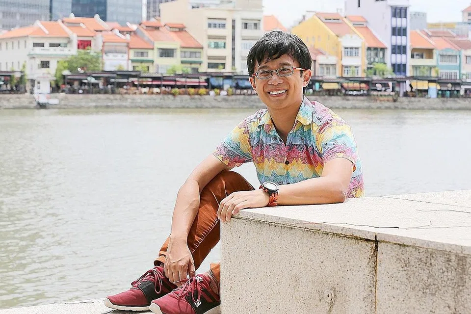 SUMBANGAN GURU: Encik Kevin Martens Wong menghasilkan kamus, permainan papan, mengendali kelas bahasa Kristang dan sebagainya. - Foto fail