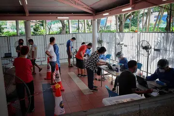 UJIAN SWAB WAJIB: Penduduk dari Blok 118 dan 119 Bukit Merah View harus ke tapak sementara di Blok 118A Bukit Merah View untuk menjalani ujian swab selepas 21 kes positif Covid-19 dilaporkan di Blok 119, melibatkan sembilan isi rumah. - Foto BH oleh JASON QUAH
