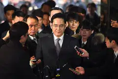 DIKERUMUNI PEMBERITA: Pemimpin Samsung Group, Encik Jay Y Lee (tengah), dikerumuni pemberita setibanya di pejabat pendakwaan dan kemudian ke Mahkamah Daerah Tengah Seoul bagi menentukan sama ada beliau akan ditangkap atas tuduhan skandal rasuah atau tidak kelmarin. Keputusan dijangka diumumkan selepasa tengah semalam. - Foto AFP
