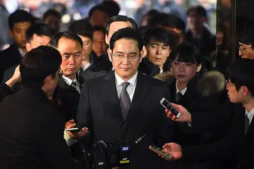 DIKERUMUNI PEMBERITA: Pemimpin Samsung Group, Encik Jay Y Lee (tengah), dikerumuni pemberita setibanya di pejabat pendakwaan dan kemudian ke Mahkamah Daerah Tengah Seoul bagi menentukan sama ada beliau akan ditangkap atas tuduhan skandal rasuah atau tidak kelmarin. Keputusan dijangka diumumkan selepasa tengah semalam. - Foto AFP