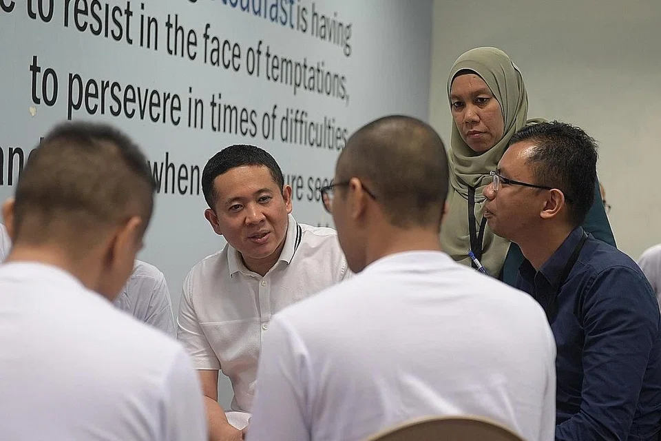 HULUR BANTUAN: Encik Amrin Amin (tengah) bersama Cik Hameet Khanee (berdiri) menyertai pembincangan bersama pesalah dadah dan pekerja kes di Pusat Pemulihan Dadah (DRC) semasa satu sesi program pembangunan diri. - Foto BM oleh ALPHONSUS CHERN