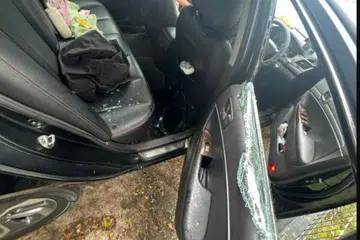 Cermin belakang sebelah kanan dipecah dan sebuah beg galas serta sepasang Airpods telah dilarikan pencuri.