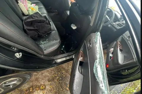 Cermin belakang sebelah kanan dipecah dan sebuah beg galas serta sepasang Airpods telah dilarikan pencuri.