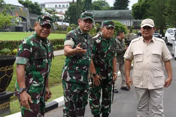 Menteri Pertahanan Indonesia, Encik Prabowo Subianto (kanan), mengumumkan Indonesia bersedia kirim anggota pasukan pengaman di bawah panji-panji Pertubuhan Bangsa-Bangsa Bersatu (PBB) ke Gaza.