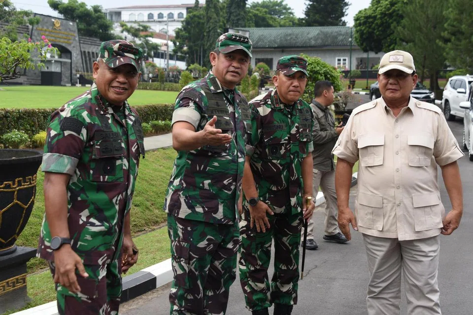 Menteri Pertahanan Indonesia, Encik Prabowo Subianto (kanan), mengumumkan Indonesia bersedia kirim anggota pasukan pengaman di bawah panji-panji Pertubuhan Bangsa-Bangsa Bersatu (PBB) ke Gaza.