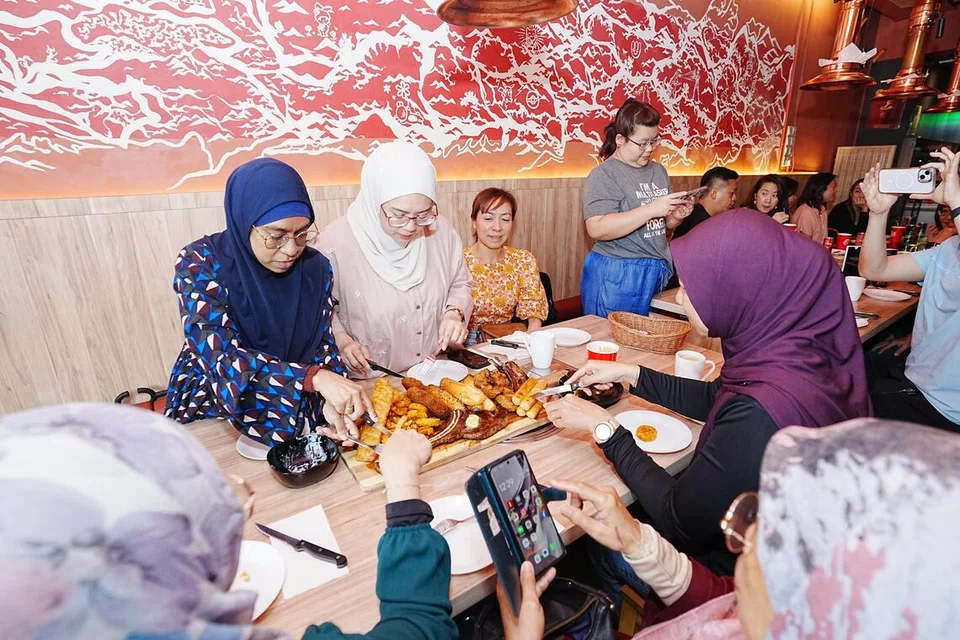 Pelanggan daripada pelbagai latar belakang menjamu selera di Tomahawk King Steakhouse & Grill di 324 Changi Road.