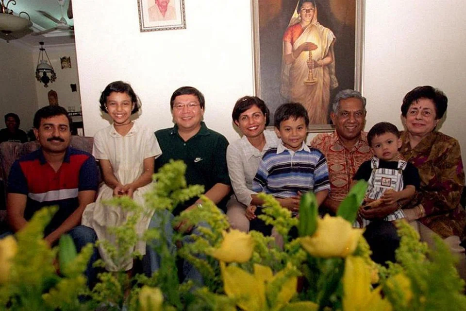 BERGAMBAR BERSAMA KELUARGA: Encik S R Nathan dan isterinya (kanan) bersama anak, menantu dan cucu mereka. - Foto-foto fail