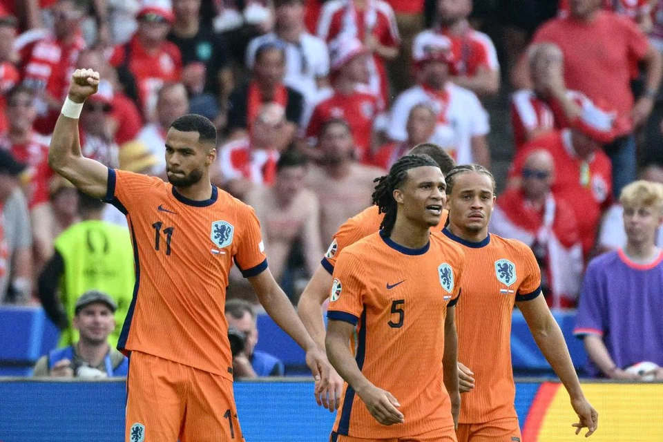Cody Gakpo (kiri) meraikan gol jaringannya bersama pasukannya semasa Belanda menentang Austria pada 25 Jun