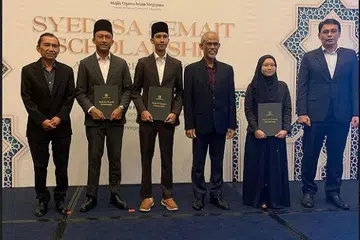 BIASISWA BERPRESTIJ: Encik Hakeem (dua dari kiri), Encik Alfawzul (tiga dari kiri), dan Cik Zahratul (dua dari kanan) menerima SISS semalam dalam majlis penyampaian biasiswa di Royal Plaza on Scotts yang dihadiri Encik Masagos (tiga dari kanan), Ketua Eksekutif Muis, Encik Kadir (paling kanan), dan Presiden Muis, Encik Saat Abdul Rahman. - Foto BH
