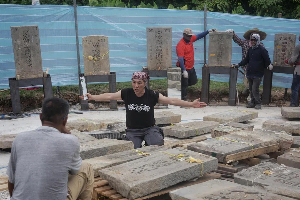 Artis seni visual, Chen Sai Hua Kuan (tengah), ditugaskan membuat reka bentuk seni pemasangan, Sounds Of The Earth (Bunyi-Bunyi Bumi).