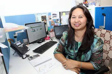 TERUS TINGKATKAN DIRI: Jika dulu Cik Noor Afizah Mahfodz memulakan kerjaya sebagai pegawai kerani kini beliau menyandang jawatan sebagai Timbalan Pengarah (Pengetahuan dan Pembangunan Keupayaan), Lembaga Tabung Simpanan Pekerja (CPFB), iaitu tempat yang sama beliau mencari rezeki sejak hampir 30 tahun lalu. - Foto SHAHRIYA YAHAYA