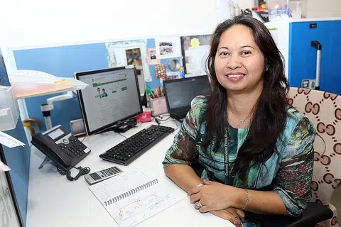 TERUS TINGKATKAN DIRI: Jika dulu Cik Noor Afizah Mahfodz memulakan kerjaya sebagai pegawai kerani kini beliau menyandang jawatan sebagai Timbalan Pengarah (Pengetahuan dan Pembangunan Keupayaan), Lembaga Tabung Simpanan Pekerja (CPFB), iaitu tempat yang sama beliau mencari rezeki sejak hampir 30 tahun lalu. - Foto SHAHRIYA YAHAYA